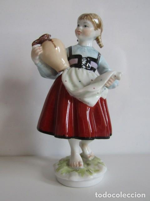 Antig&uuml;edades: PRECIOSA FIGURA DE PORCELANA NI&Ntilde;A CON CANTARO - S.XX - 16 CM