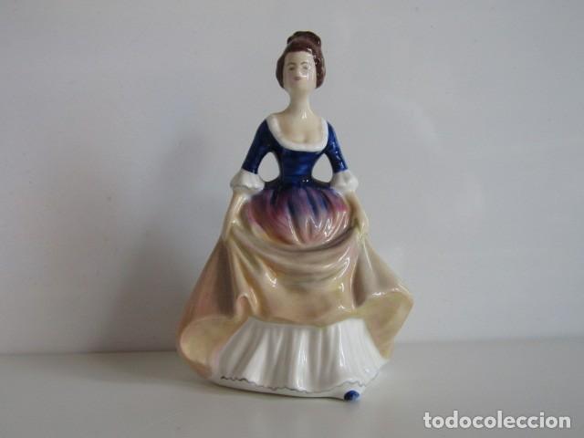 Antig&uuml;edades: PRECIOSA FIGURA DE PORCELANA INGLESA &rdquo;SERENADE&rdquo; FINE BONE CHINA DAMA CORPI&Ntilde;O AZUL - S.XX - 16 CM