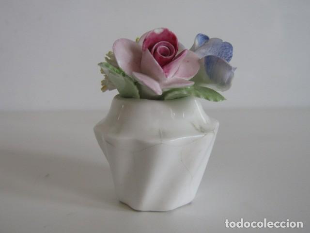 Antig&uuml;edades: PRECIOSA FIGURA MINIATURA DE FLORES PORCELANA ROYAL ADDERLEY FINE BONE CHIN - S.XX - 6 CM