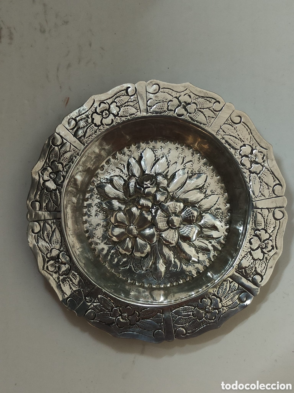 Antig&uuml;edades: cuenco de plata repujada con motivos florales