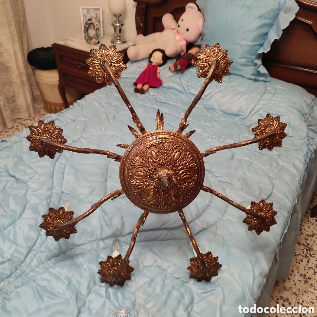 Antig&uuml;edades: L&aacute;mpara de techo antigua de bronce dorado de 8 luces estilo Luis XV muy ornamentada