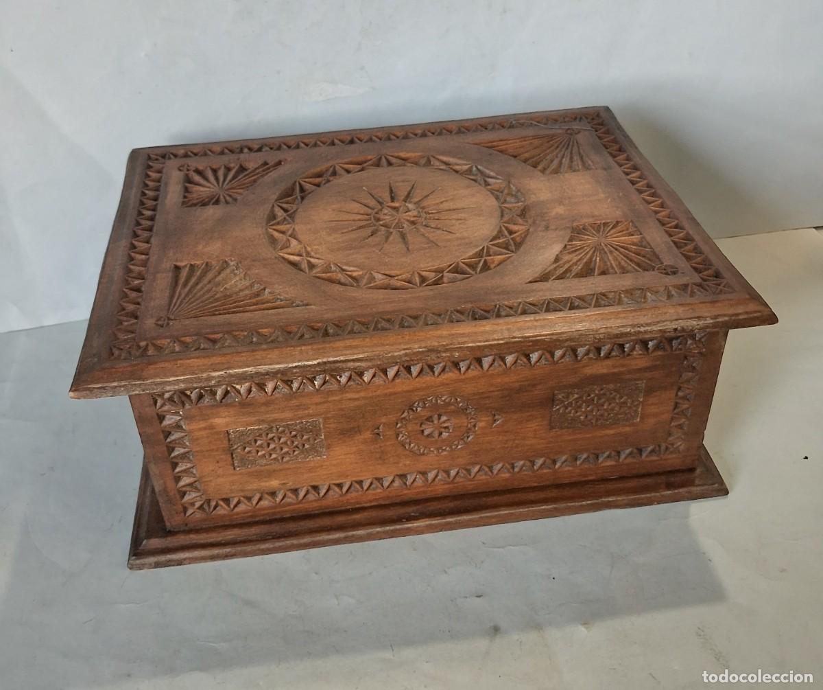 Antig&uuml;edades: Caja de madera tallada