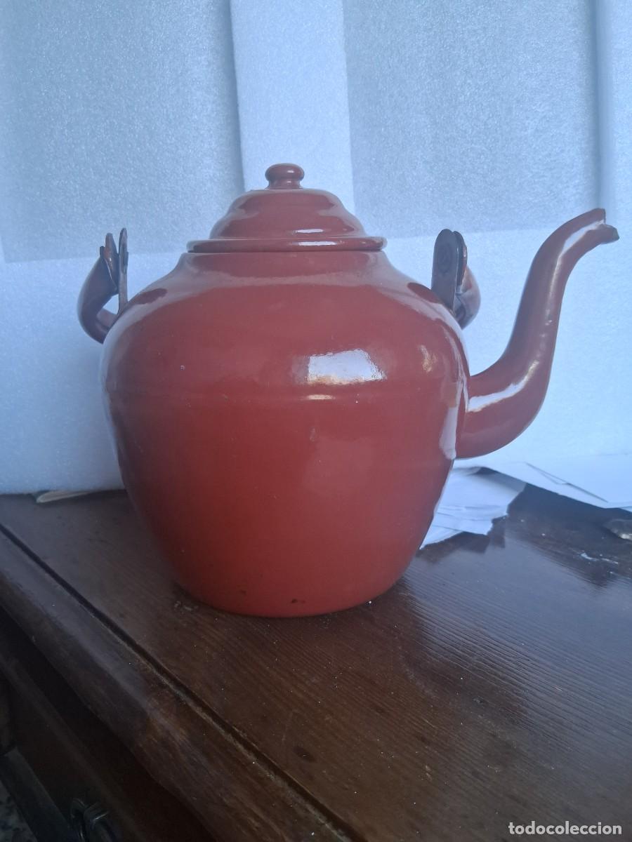Antig&uuml;edades: Antigua jarra tetera para te caf&eacute; metal esmaltado esmalte chapa roja cocina