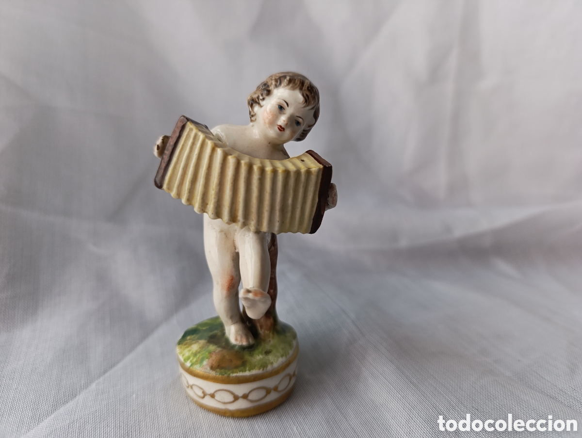 Antig&uuml;edades: Porcelana - Querub&iacute;n / Putto M&uacute;sico con Acorde&oacute;n - Estilo Alem&aacute;n (Meissen / Volkstedt) - 9 cm