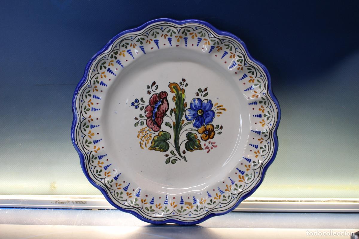 Antiquit&eacute;s: Cer&aacute;mica Puente del Arzobispo, plato de casta&ntilde;uelas. Firmado M. &Aacute;lvarez.
