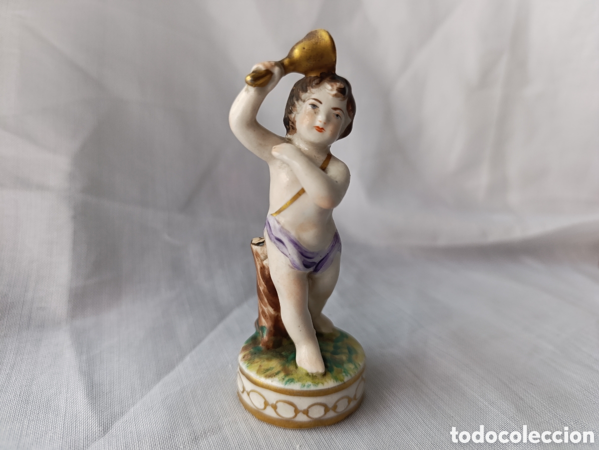 Antig&uuml;edades: Porcelana - Querub&iacute;n / Putto M&uacute;sico con Cuerno de Caza o Trompa - Estilo Alem&aacute;n - 10 cm