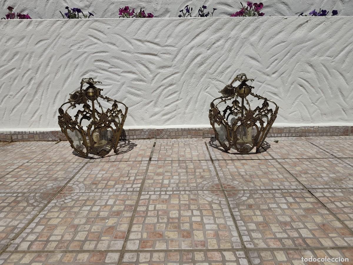 Antig&uuml;edades: Pareja de faroles colgantes de bronce con cristales biselados de gran calidad