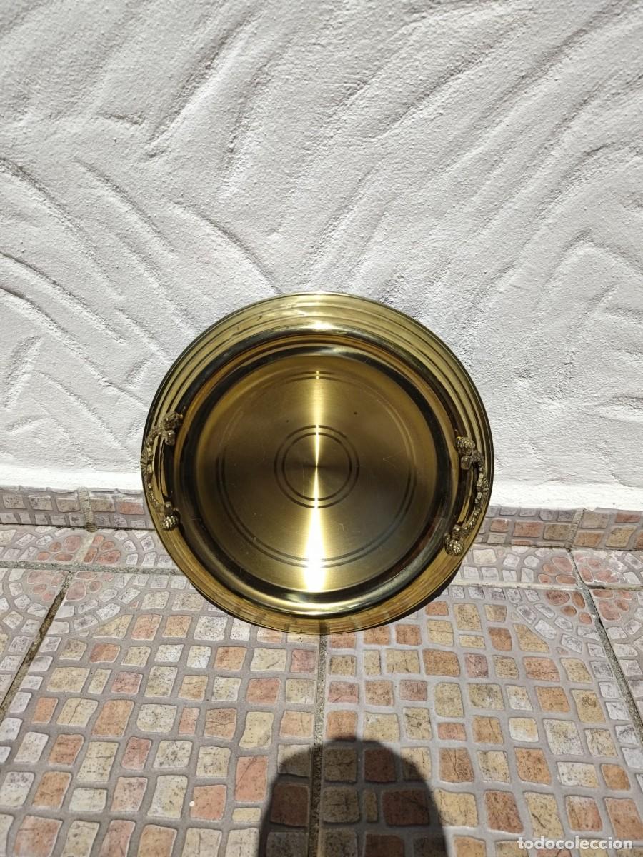 Antig&uuml;edades: Bandeja antigua de lat&oacute;n macizo con asas decorativas de 39 cm