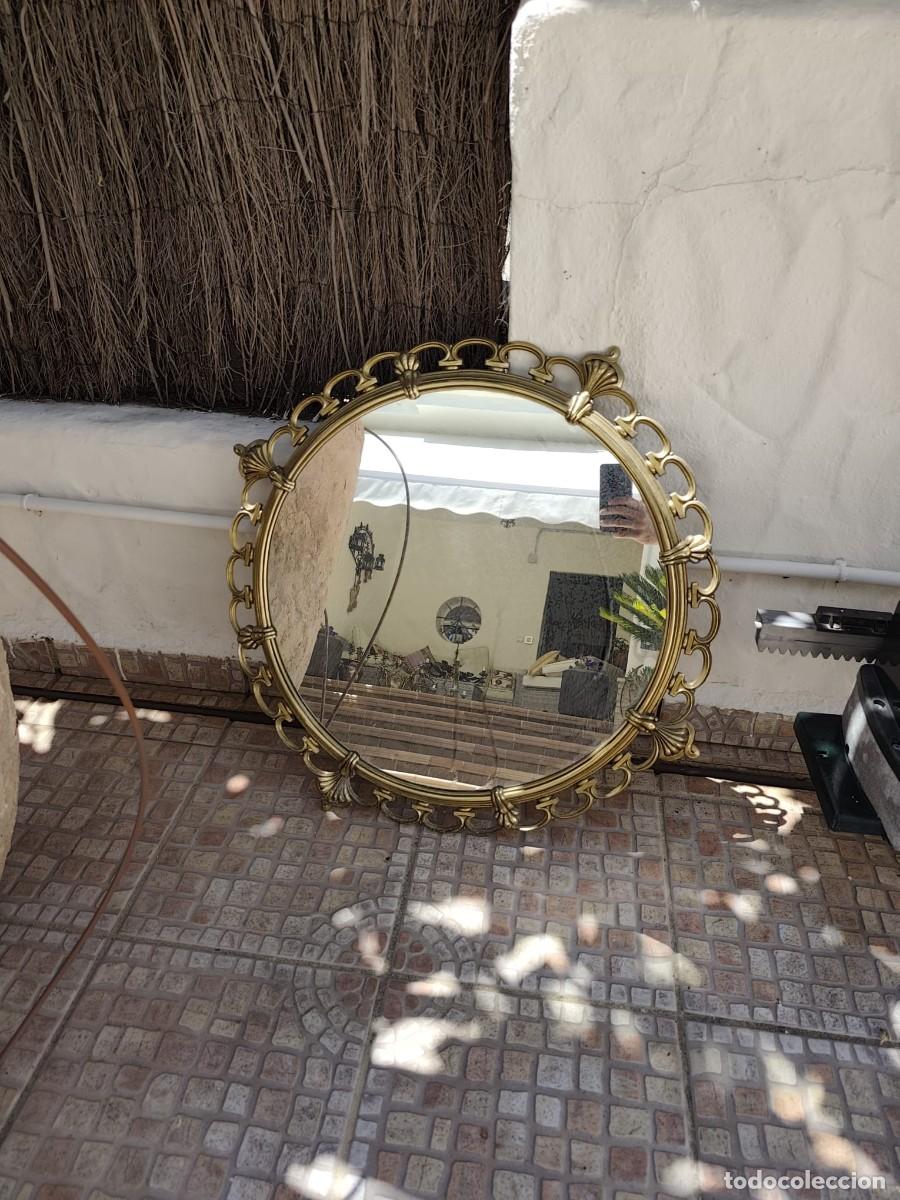 Antig&uuml;edades: Espejo redondo de bronce macizo con marco ornamentado cl&aacute;sico de 64 cm