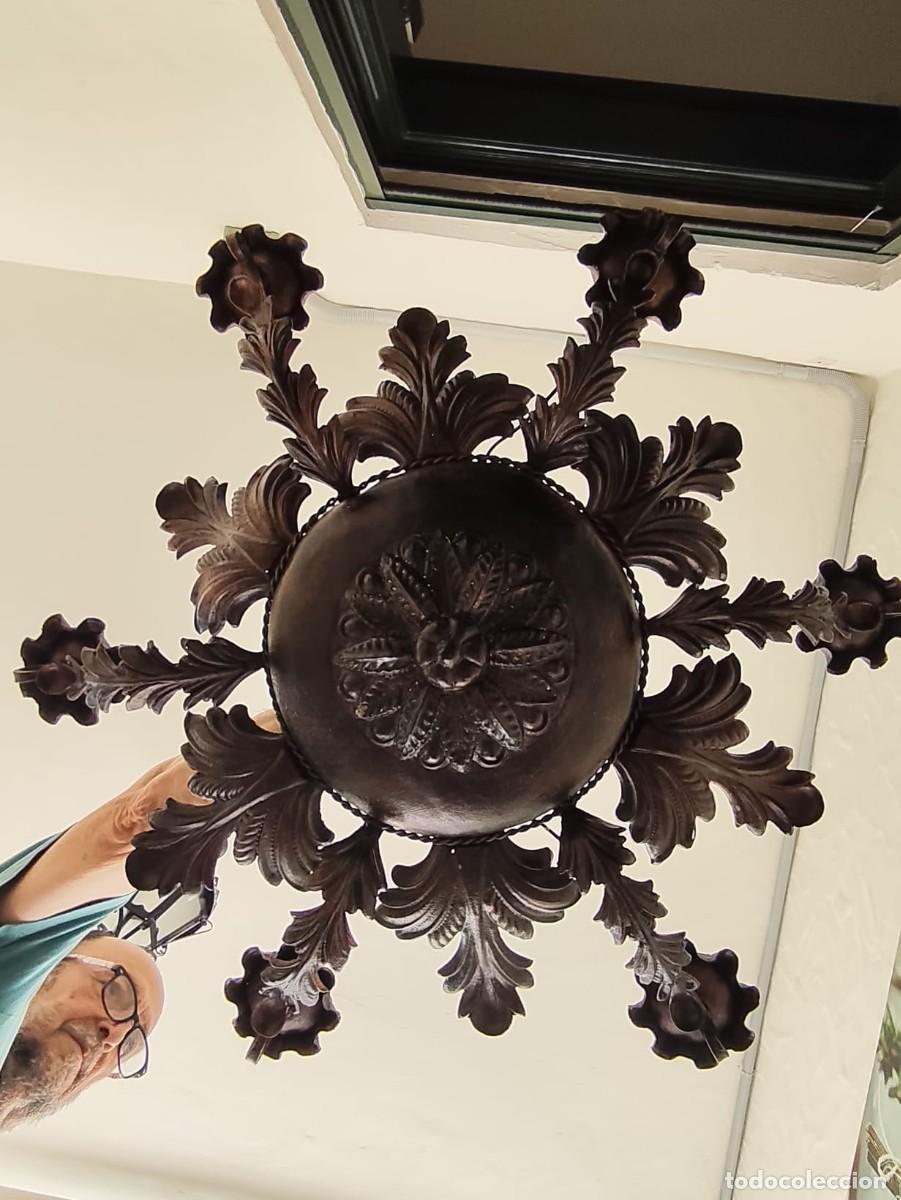 Antig&uuml;edades: L&aacute;mpara de techo vintage de hierro forjado de 8 luces con acabado bronce envejecido