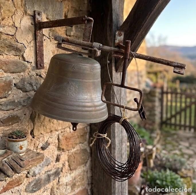 Antig&uuml;edades: Campana de bronce 1900 con grabado y soporte original