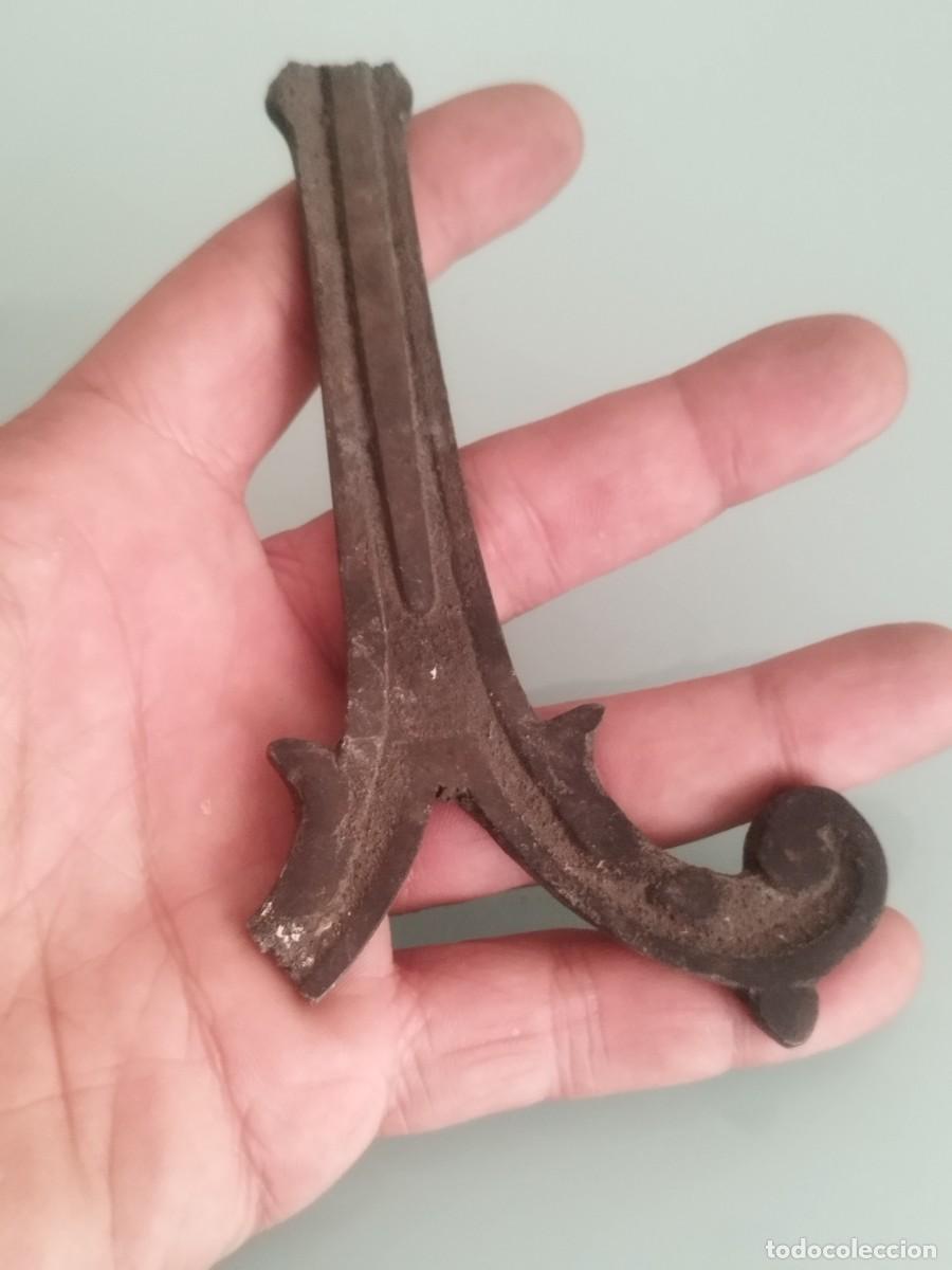 Antig&uuml;edades: Antigua pieza adorno de hierro fundido o forjado.