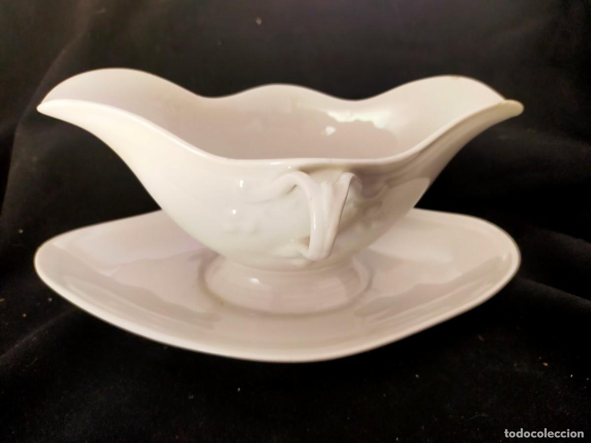 Antig&uuml;edades: SALSERA DE PORCELANA CON ASAS Y PLATO INCORPORAD. ANCHO X ALTO: 24 X 11,5 X 15 CM. 515 GR. A&Ntilde;OS 60.