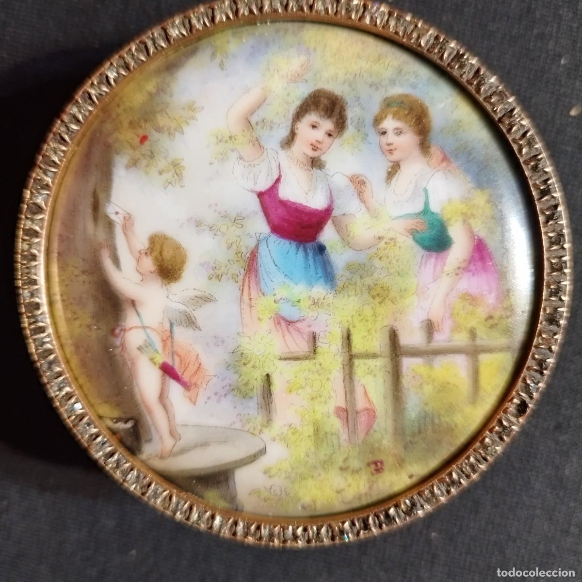 Antig&uuml;edades: CAJA JOYERO DE BRONCE DORADO CON PORCELANA PINTADA A MANO CON ESCENA CUPIDO Y DOS JOVENES MUJERES