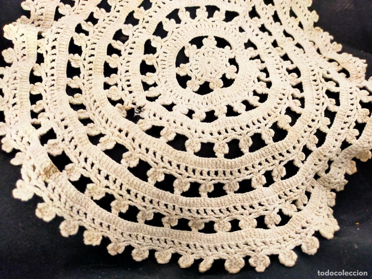 Antig&uuml;edades: TAPETE DE GANCHILLO HECHO A MANO. COLOR CRUDO. BLANCO. A&Ntilde;OS 40. DI&Aacute;METRO: 28 CM. PESO: 35 GR.