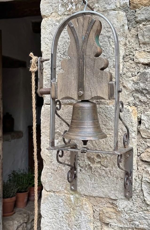 Antig&uuml;edades: Campana bronce con soporte de forja y madera