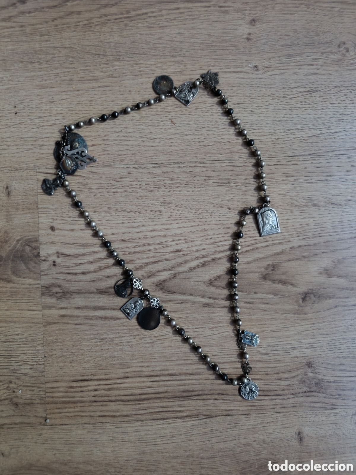 Antig&uuml;edades: Antiguo rosario devocional de plata con m&uacute;ltiples medallas religiosas (Siglo XIX - Principios del XX