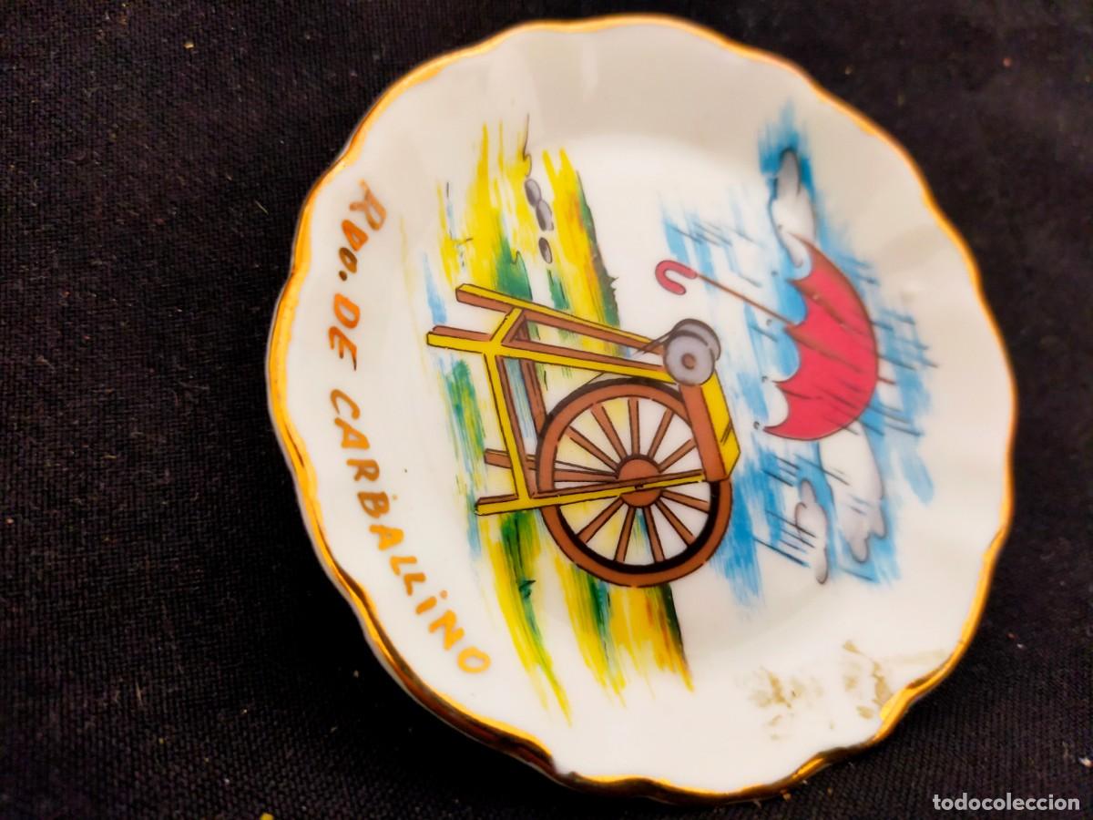 Antig&uuml;edades: PLATO RECUERDO DE CARBALLINO. PORCELANA CON DIBUJO DE OFICIO TRADICIONAL Y BORDE DORADO FESTONEADO