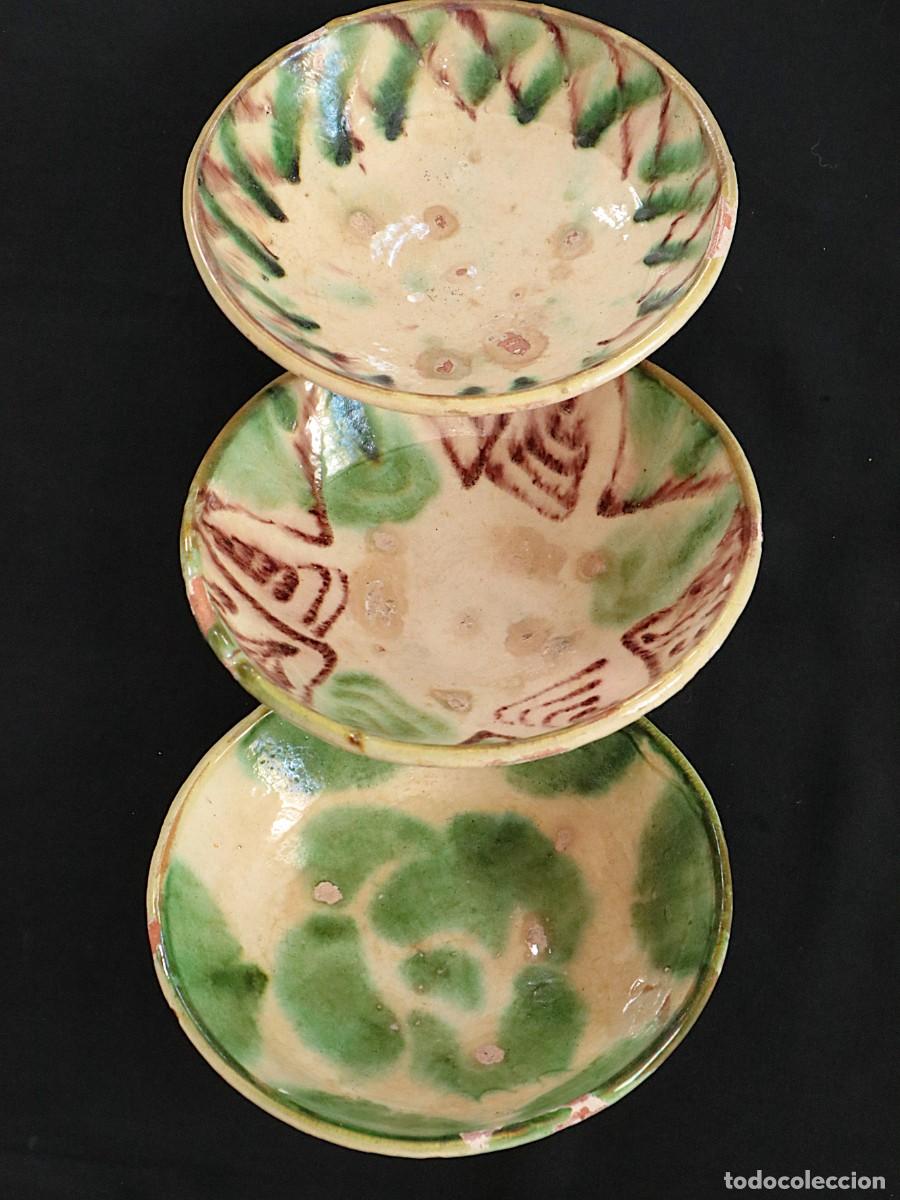 Antig&uuml;edades: Tres lebrillos de la alfarer&iacute;a popular andaluza de N&iacute;jar. Anteriores al siglo XIX. Miden 22 cm.