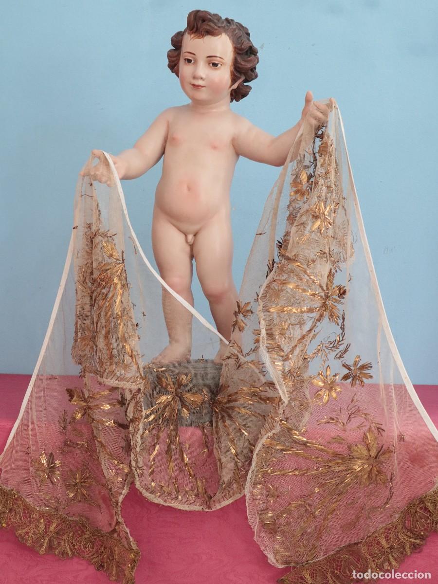 Antig&uuml;edades: Frente de altar confeccionado en tul bordado con hojilla de oro. Mide 210 x 28 cm.