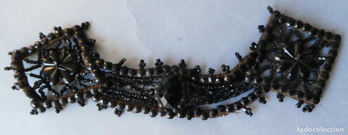 Antig&uuml;edades: ANTIGUA PIEZA BORDADA CON AZABACHES S.XIX