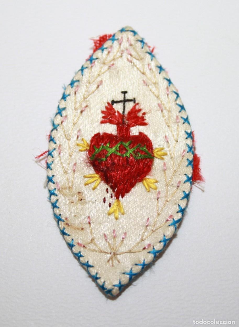 Antig&uuml;edades: RELICARIO SAGRADO CORAZ&Oacute;N - SEDA BORDADA - 5,5 * 3 CM - FINALES S. XIX