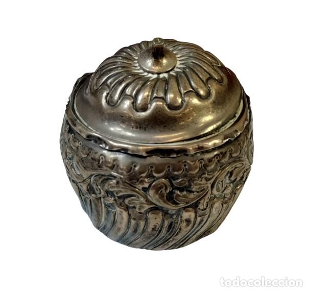 Antig&uuml;edades: ANTIGUA CAJA CON TAPA Y MOTIVOS FLORALES. PLATA CINCELADA. EUROPA. SIGLOS XIX-XX