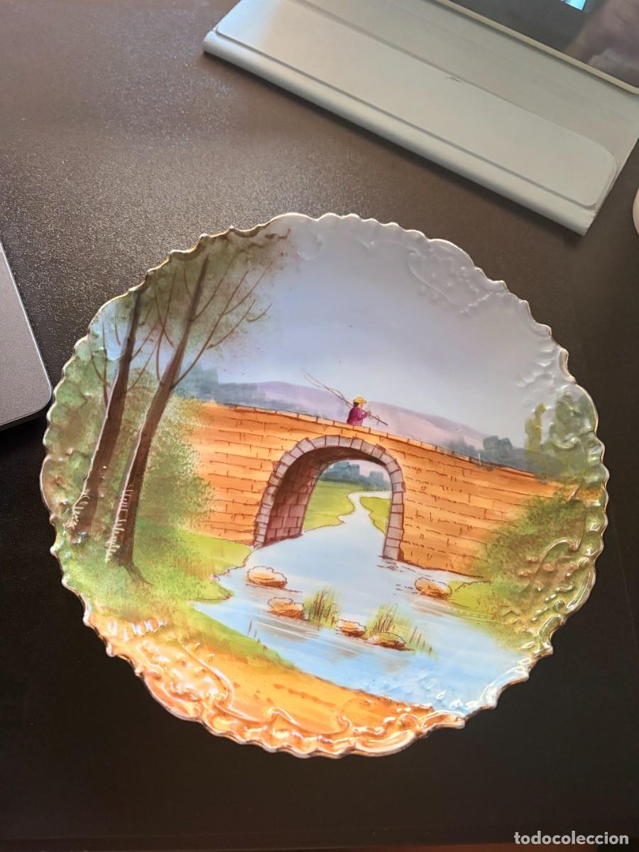 Antig&uuml;edades: AREJA DE PLATOS MURALES VINTAGE - PAISAJES CON PUENTE Y R&Iacute;O - PINTADOS A MANO - BORDES RIZADOS