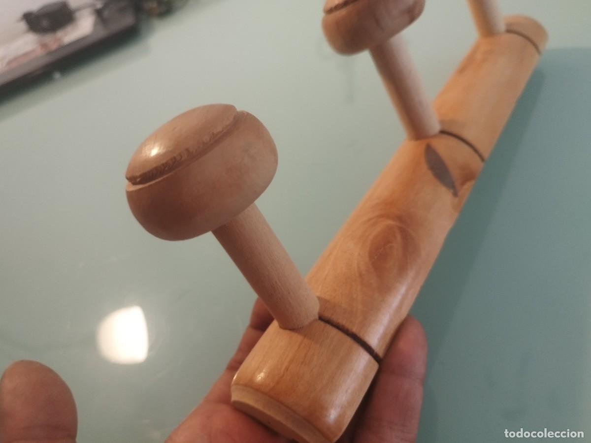Antig&uuml;edades: Antiguo perchero de madera para colgar de la pared. Percha. - Foto 2