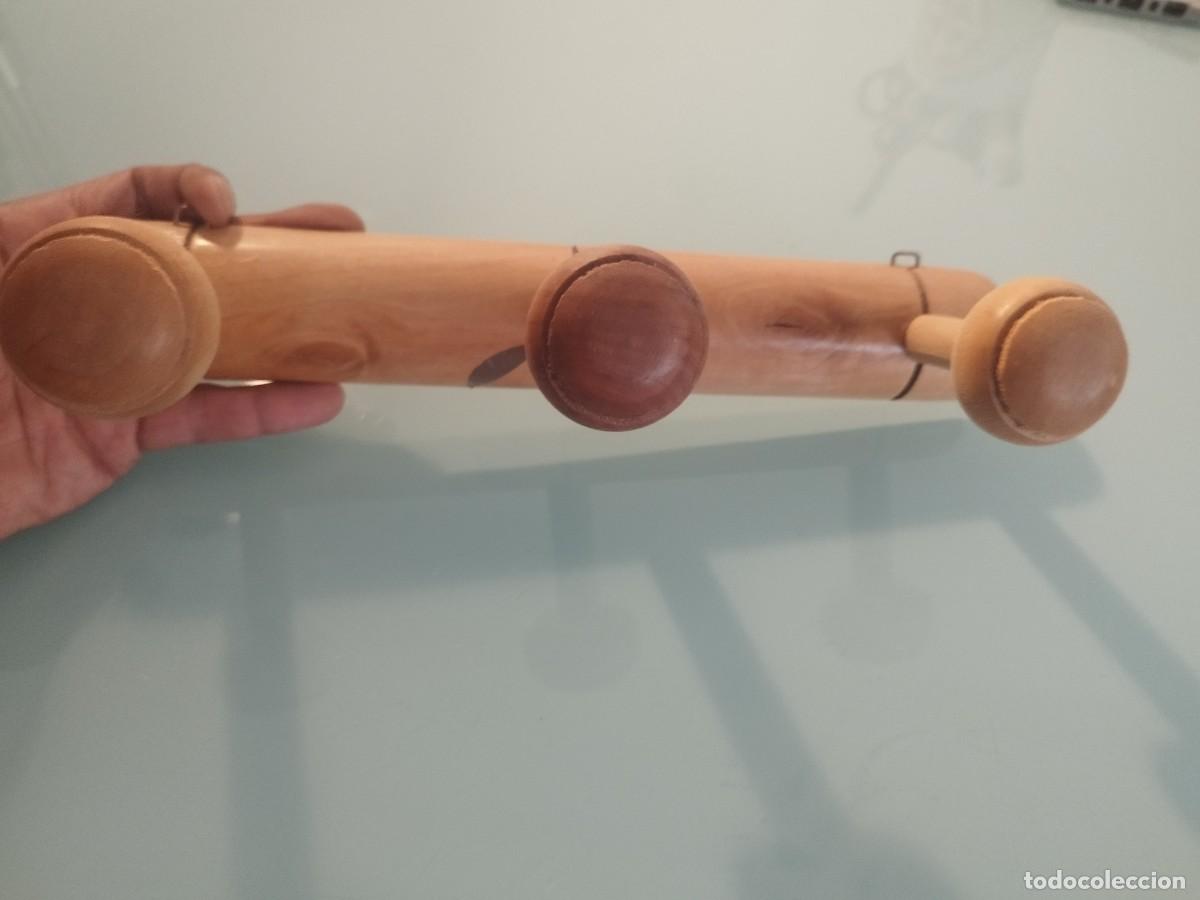 Antig&uuml;edades: Antiguo perchero de madera para colgar de la pared. Percha.