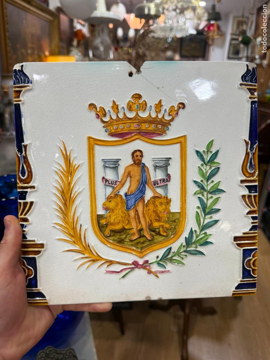 Antig&uuml;edades: ANTIGUO Y CURIOSO AZULEJO DE CERAMICA LA CARTUJA PICKMAN CON EL ESCUDO DE CADIZ - MEDIDA 25X25 CM