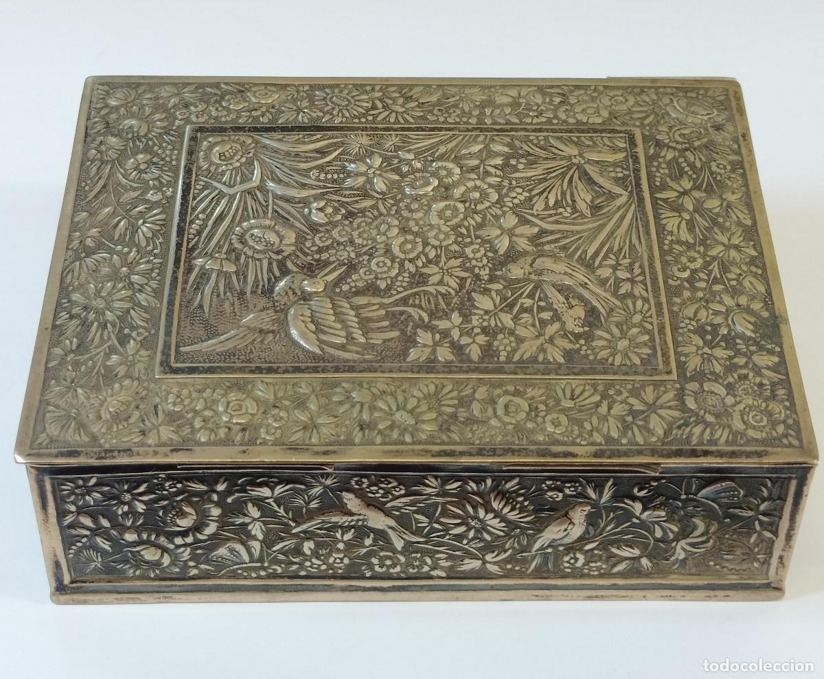 Antig&uuml;edades: ANTIGUA CAJA DE PLATA CON MOTIVOS VEGETALES. PLATA CINCELADA. EUROPA. SIGLOS XIX-XX