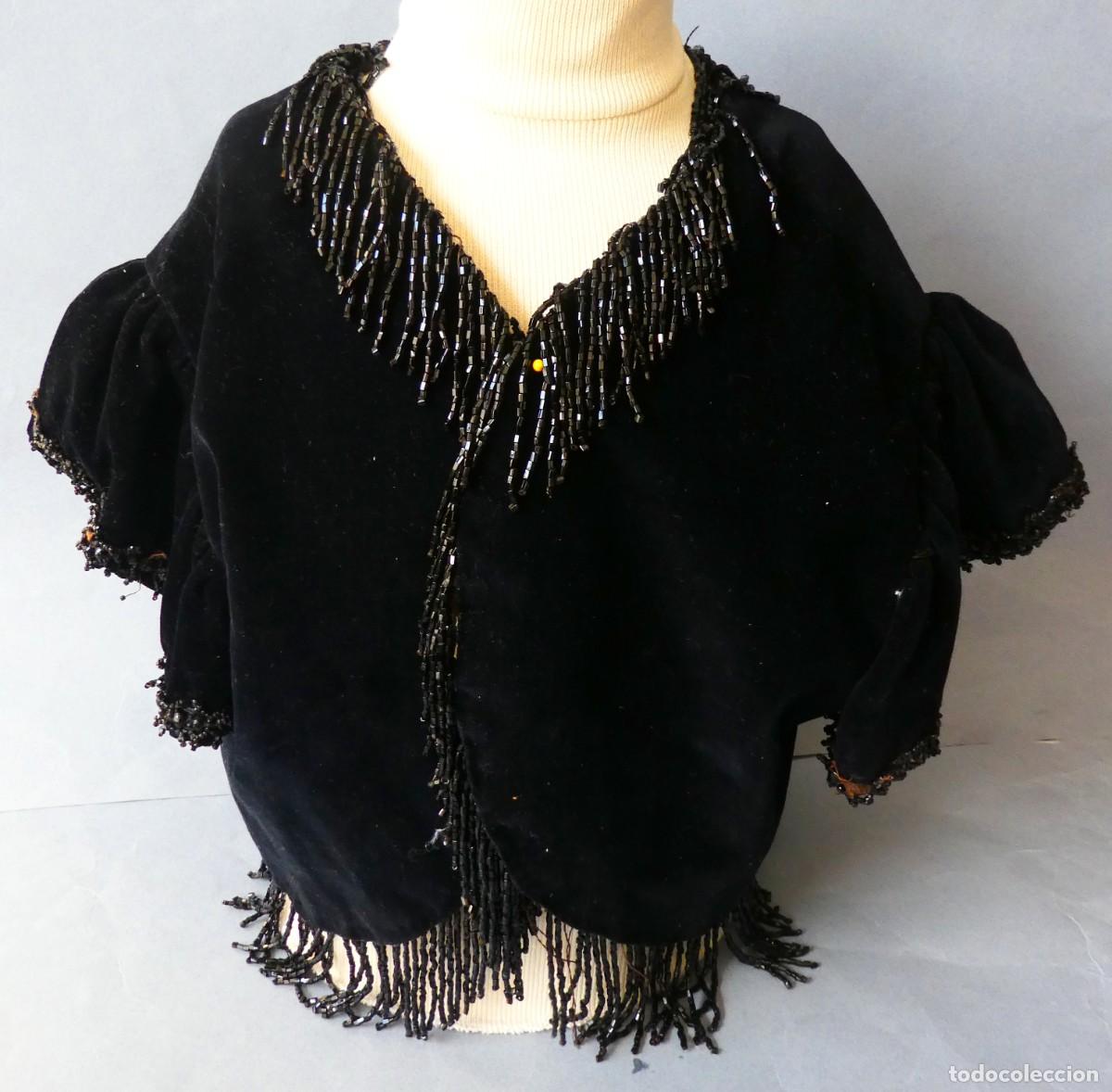 Antig&uuml;edades: ANTIGUO ABRIGO DE TERCIOPELO CON ABALORIOS DE AZABACHE PARA NI&Ntilde;O - MU&Ntilde;ECA PPIO.S.XX