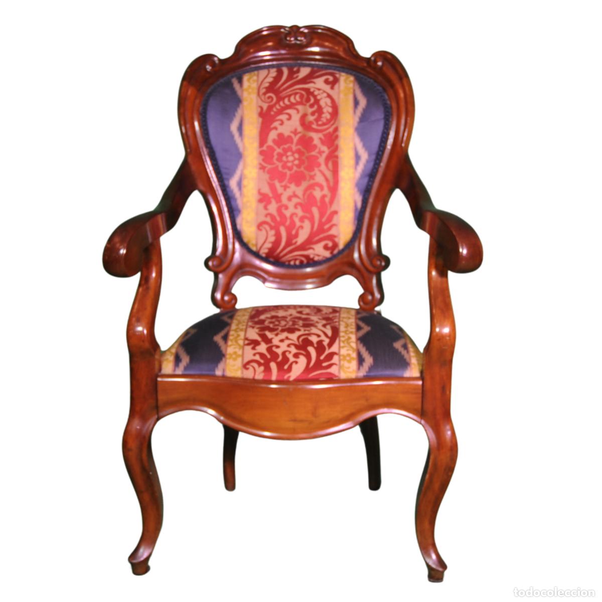 Oggetti Antichi: Silla Luis XV de estilo cl&aacute;sico, con estructura de l&iacute;neas curvas y detalles ornamentales.