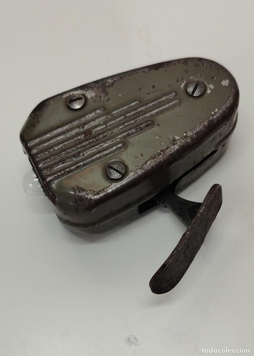 Antig&uuml;edades: Linterna antigua de dinamo de la marca Philips. Un objeto puramente retro