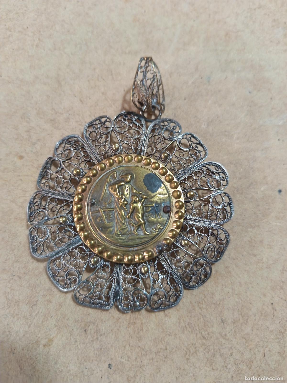 Antig&uuml;edades: MEDALLA DE CUNA. FILIGRANA DE PLATA. LA DE LA FOTO. 6 CM DIAM.