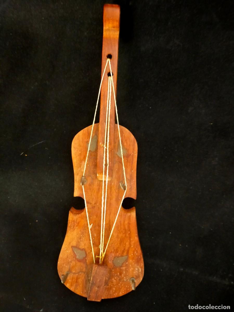 Antig&uuml;edades: CUELGALLAVES DE MADERA Y CUERDAS EN FORMA DE VIOL&Iacute;N O RABEL TRADICIONAL. A&Ntilde;OS 70.