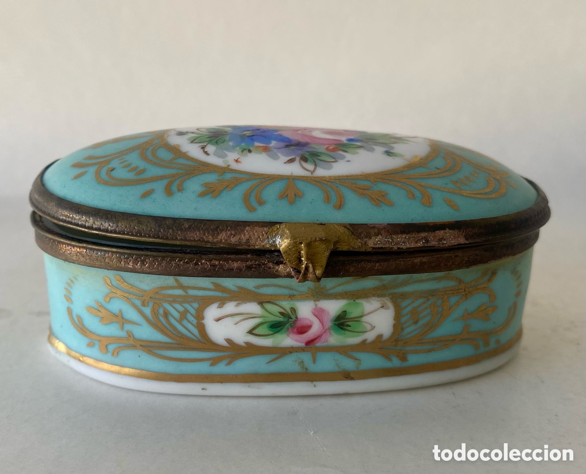 Antig&uuml;edades: Caja joyero de tocador de porcelana turquesa estimo Limoges pintada a mano dorada y borde metal