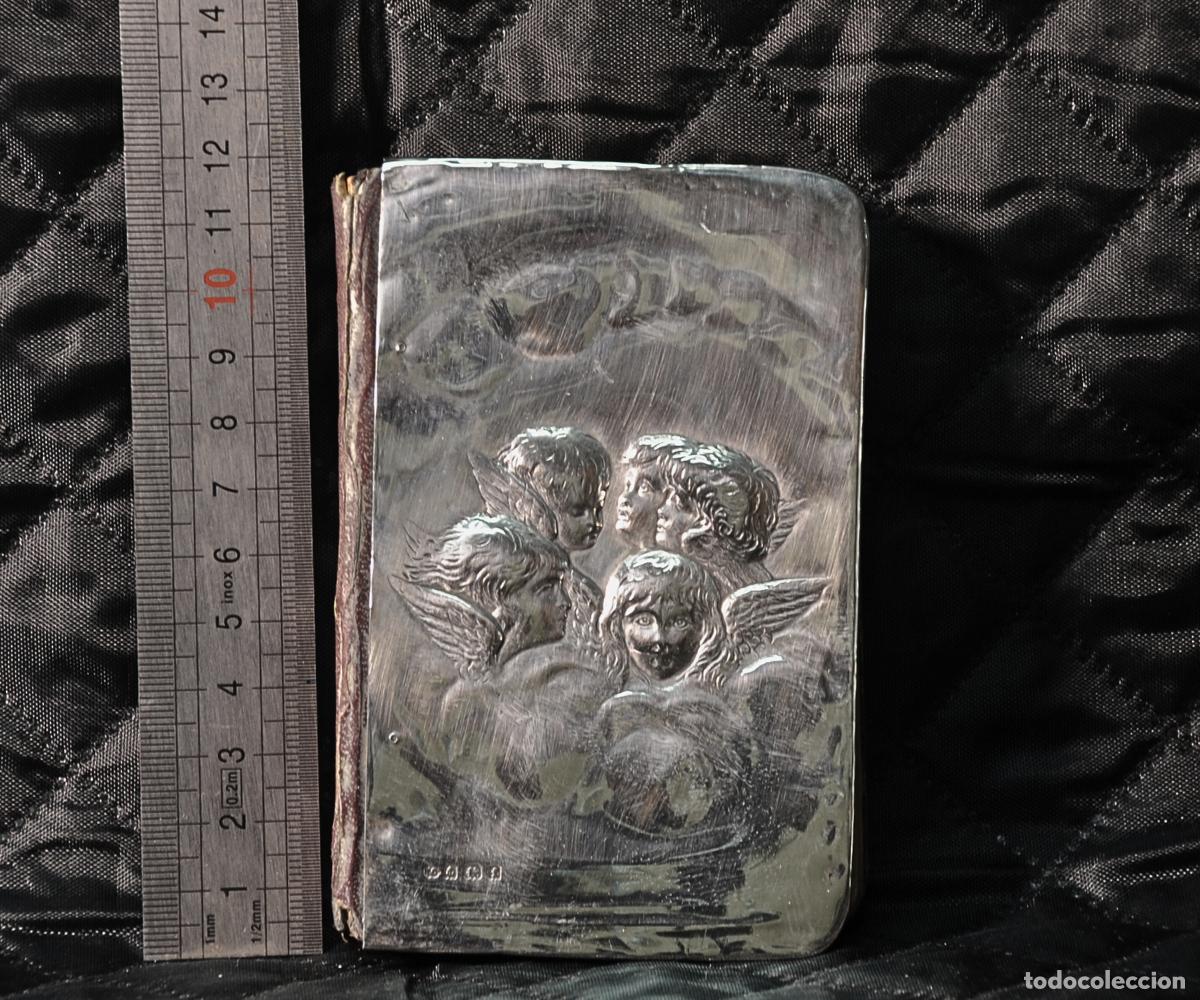 Antiques: Libro de oraci&oacute;n con cubierta de plata repujada, decorada con querubines