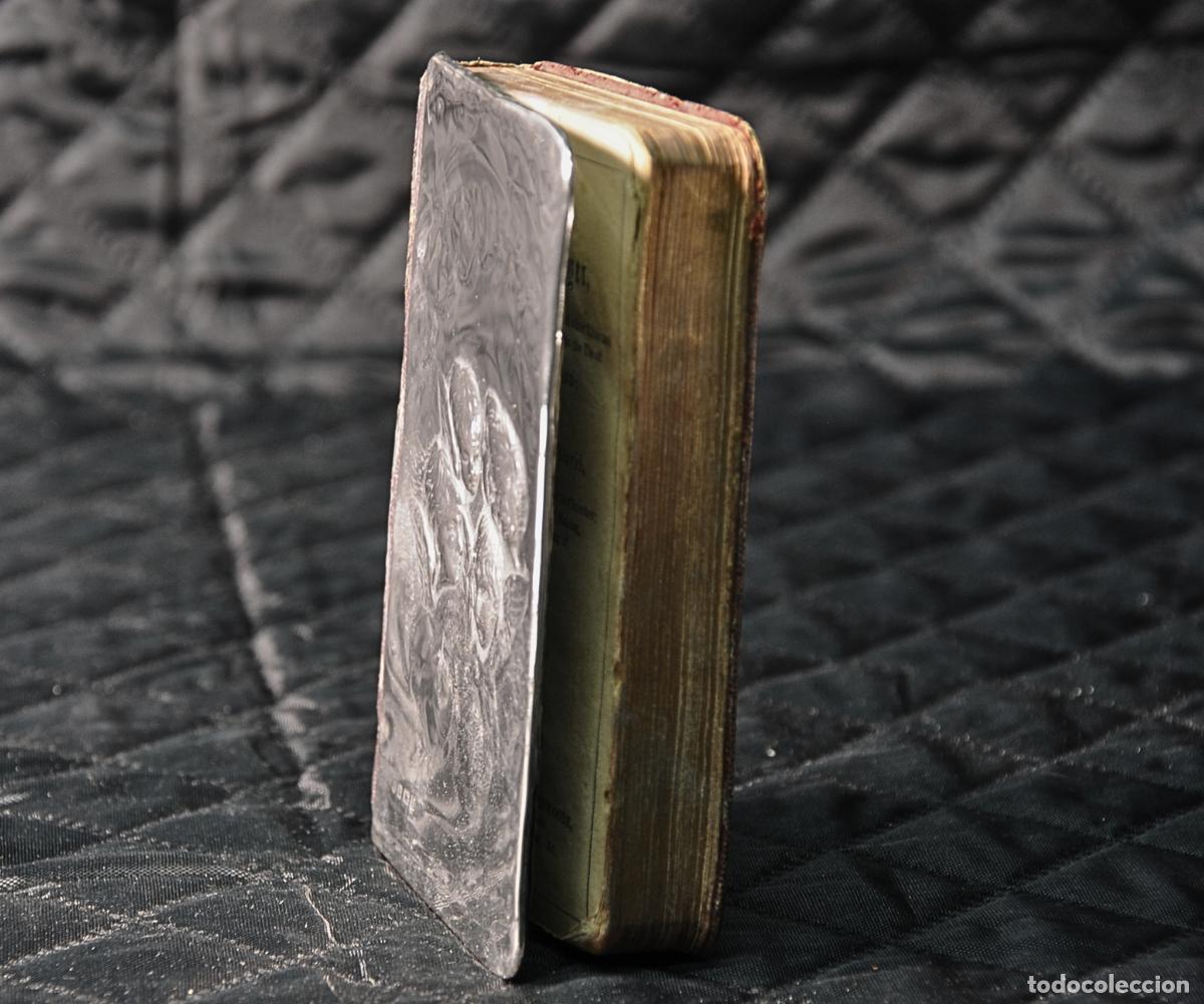 Antig&uuml;edades: Libro de oraci&oacute;n antiguo con cubierta de plata repujada y querubines - Foto 3