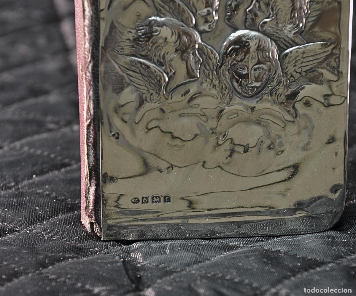 Antig&uuml;edades: Libro de oraci&oacute;n antiguo con cubierta de plata repujada y querubines - Foto 5