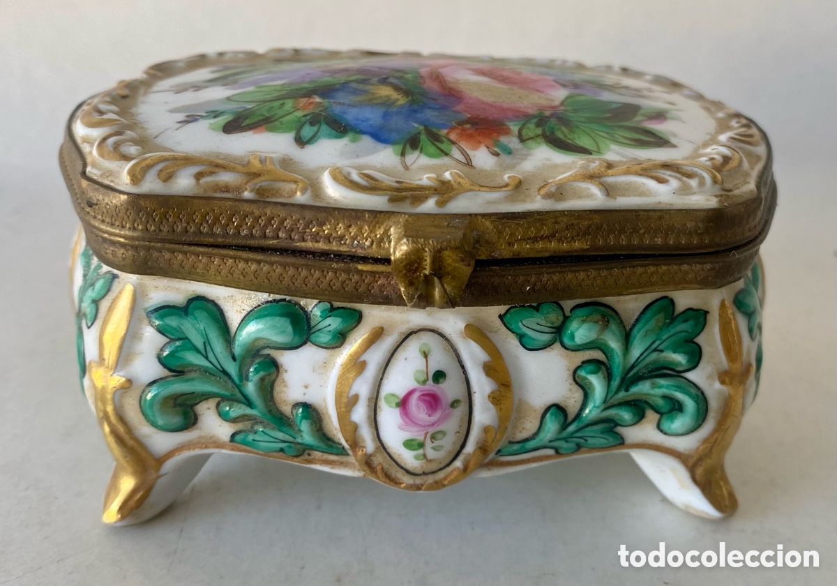 Antig&uuml;edades: Caja joyero estimo Sevres porcelana decoraci&oacute;n pintada a mano y dorada Bisagras de lat&oacute;n