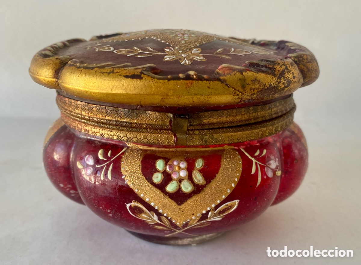 Antig&uuml;edades: Caja joyero bombonera de vidrio bohemia color ar&aacute;ndano
