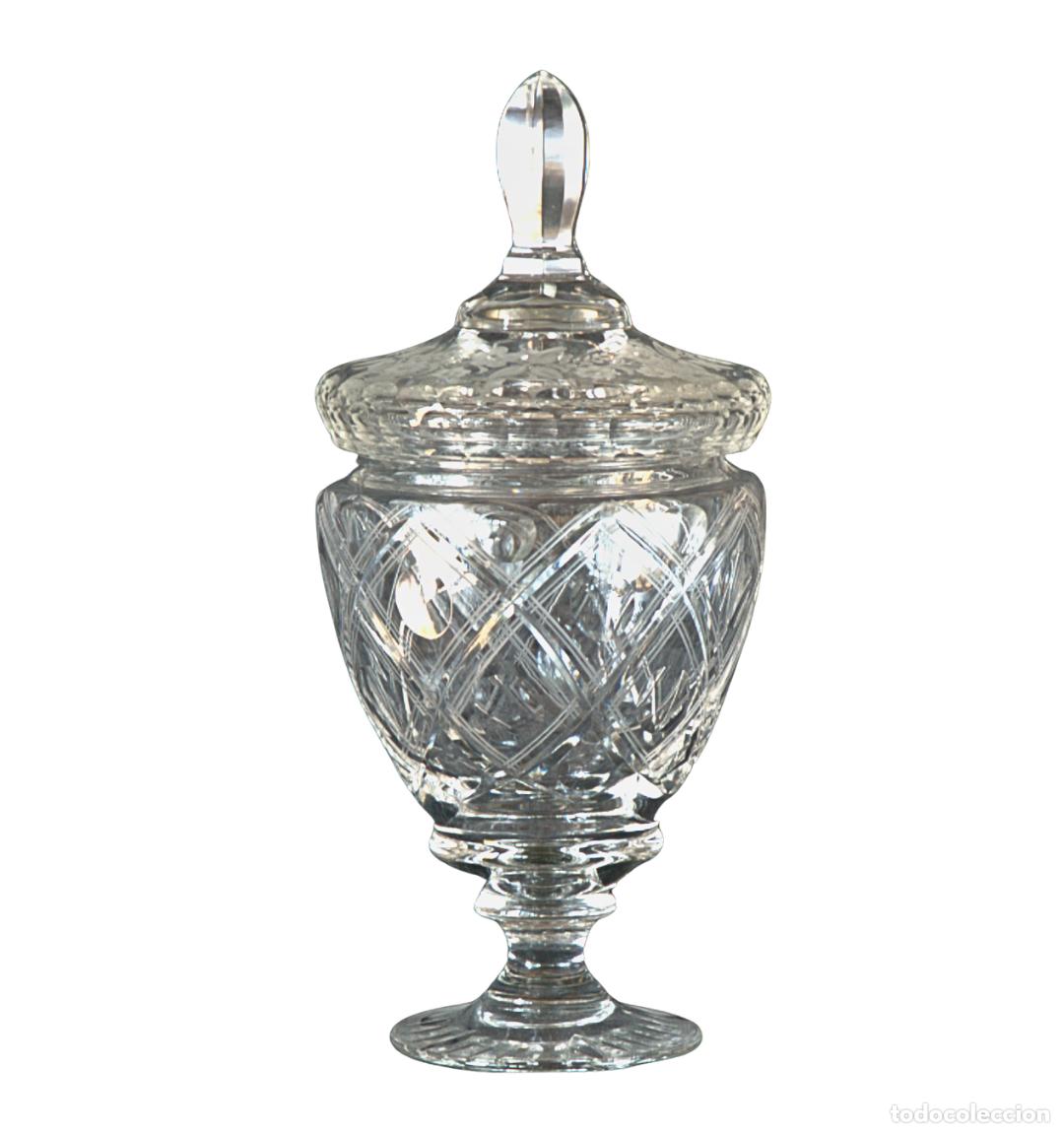 Antig&uuml;edades: Gran Bombonera de Cristal Tallado con Tapa - Estilo Neocl&aacute;sico - Talla de Diamantes y Cruzada - Sigl