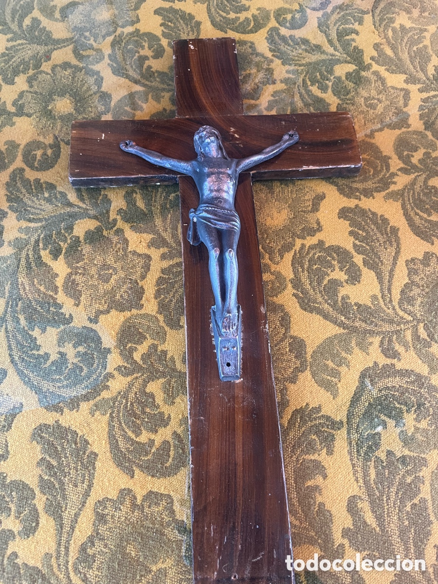 Antig&uuml;edades: Crucifijo antiguo de pared con Cristo de bronce sobre cruz de madera maciza