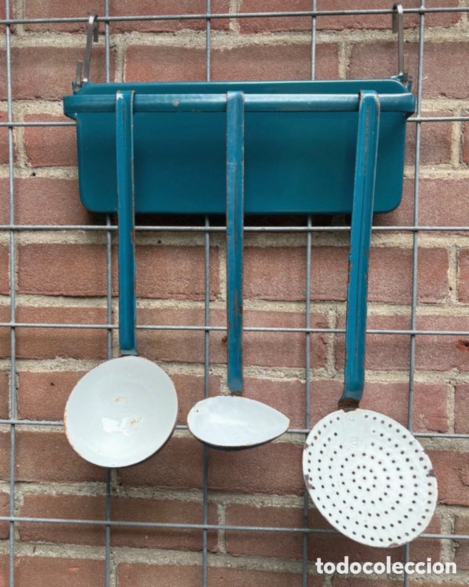 Antig&uuml;edades: Antiguo soporte de utensilios de cocina esmaltado