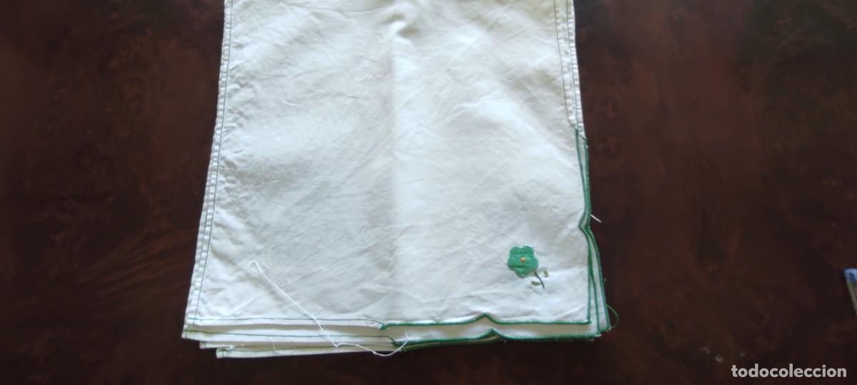 Antig&uuml;edades: LOTE 6 SERVILLETAS VINTAGE DE MERIENDA/ T&Eacute; - ALGODON BLANCO CON FLOR APLICADA Y BORDE VERDE - 26x26