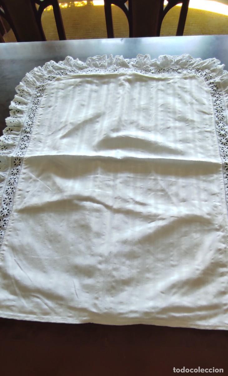 Antig&uuml;edades: FUNDA DE COJIN / CUADRANTE ANTIGUO DE AJUAR - HILO BLANCO CON TIRA BORDADA CALADA Y VOLANTE - 60x48