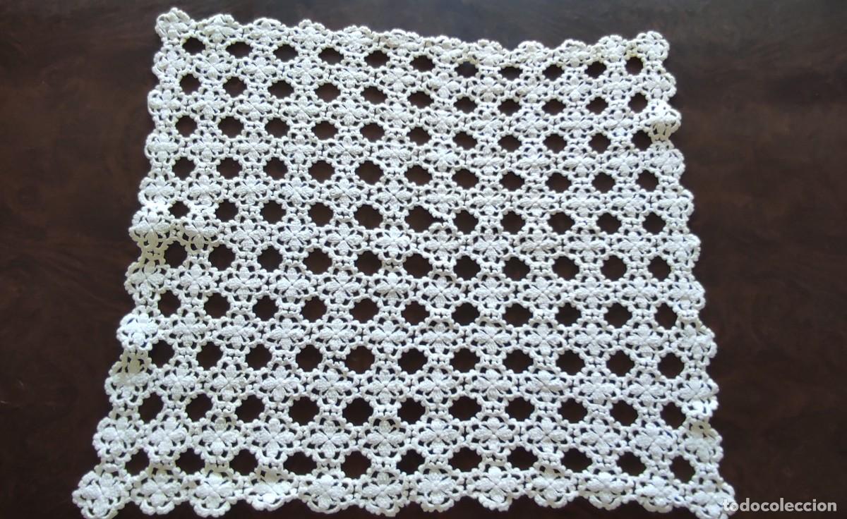 Antig&uuml;edades: TAPETE RECTANGULAR VINTAGE DE GANCHILLO A MANO - HILO BLANCO EN ROSERONES CALADOS - 41x36 cm