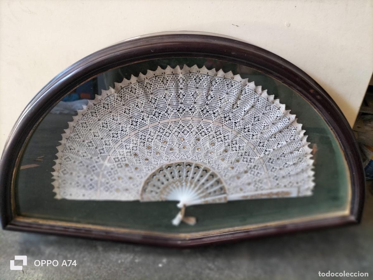 Antig&uuml;edades: Vitrina de madera con abanico
